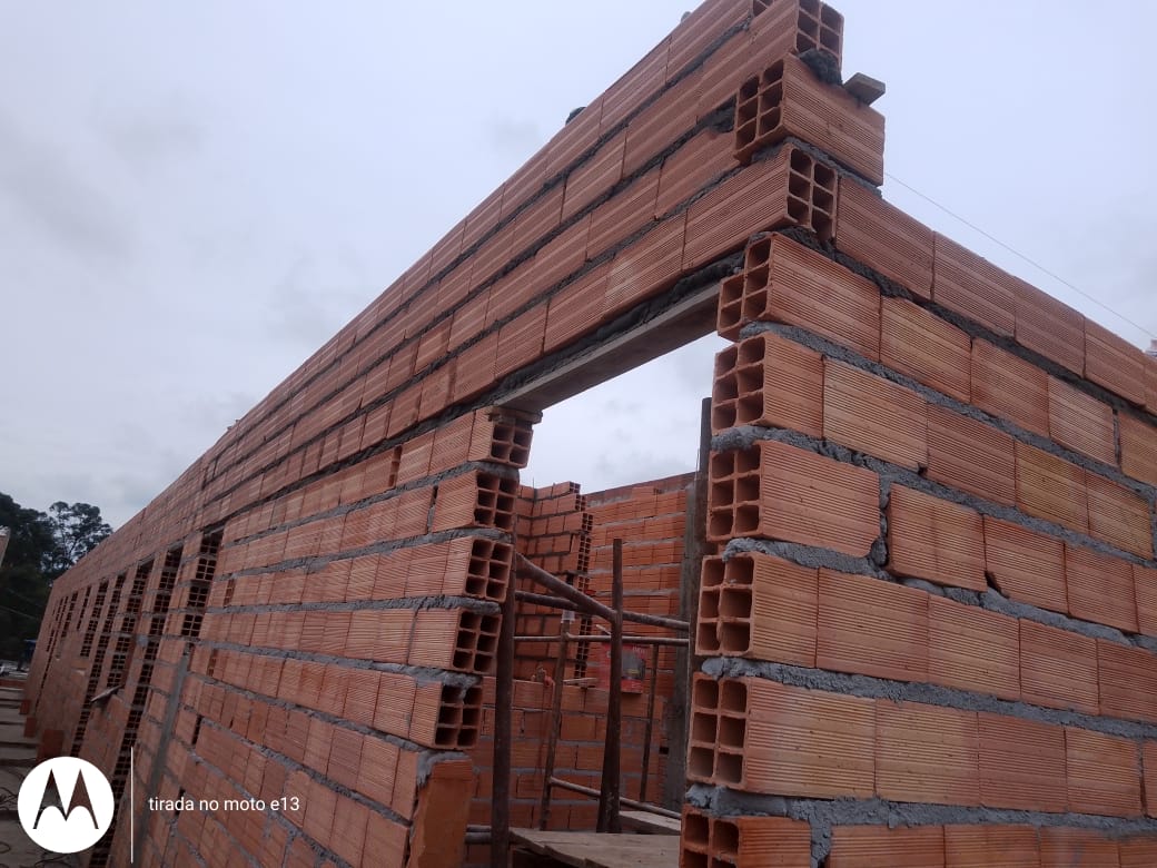 Construção e pedreiro em obra
